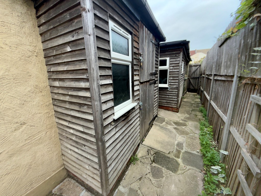 Lot: 48 - MIXED-USE INVESTMENT IN TOWN CENTRE - The Shed
